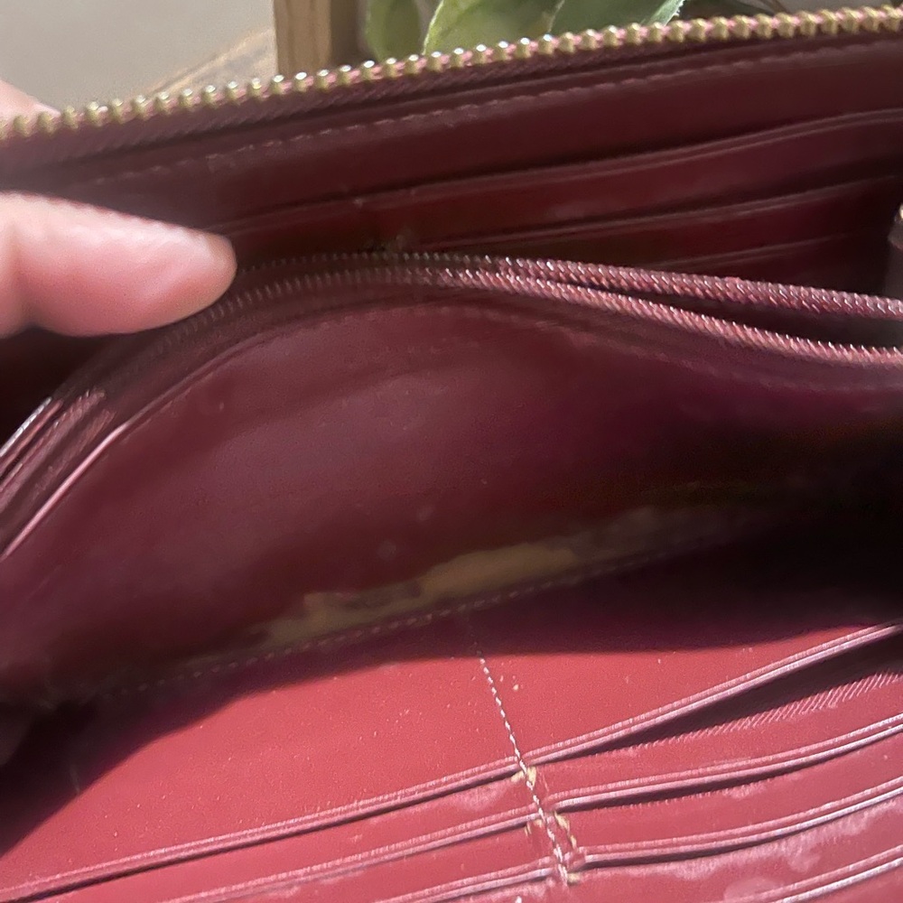 Coach Rehab Wallet
Peeling inside
Outside is great condition - Picture 6 of 11
